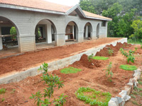 Nieuw aangelegde tuin bij het jongenshuis met dank aan de ASN foundation